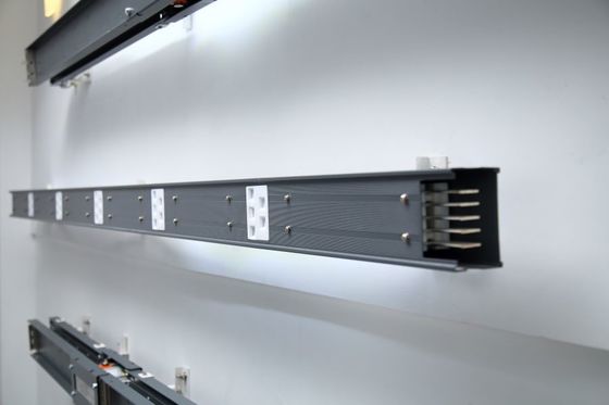 Le CEI 61439-1 IP54 380V 63A allumant la barre d'en cuivre de système de Busway et en aluminium électrique